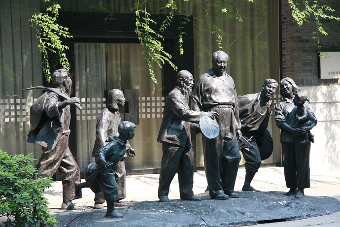 中国美术学院-杭州中国美院-中国美院门前的人物雕塑群