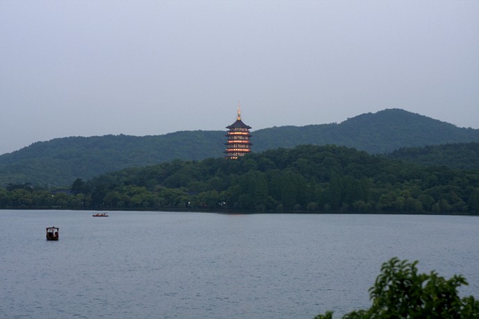 杭州西湖是因为白蛇许仙的千年爱情故事而闻名，雷峰塔也就成了白蛇与许仙故事的悲怆的结局