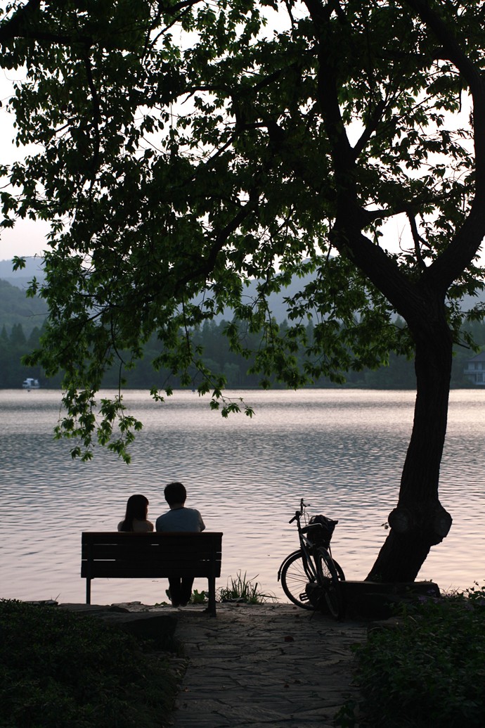 来杭州散步西湖，我一直认为是最惬意、最浪漫且最幸福的事情了！一起围着西湖单车骑行，一起坐在西湖边的长凳上聊天，一起欣赏西湖落日，那种感觉一直是我向往之的